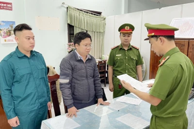 Công an tống đạt các quyết định đối với Hà Hải Đăng (người mặc áo lạnh, đứng giữa).