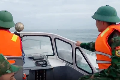 Lực lượng biên phòng tìm kiếm thanh niên mất tích khi tắm biển .