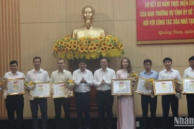 Lãnh đạo tỉnh Quảng Nam trao Bằng khen cho các tập thể, cá nhân đã có nhiều đóng góp tích cực trong công tác xóa nhà tạm, nhà dột nát trên địa bàn tỉnh.