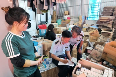 Cục Quản lý thị trường tỉnh Bà Rịa-Vũng Tàu kiểm tra, xử lý một cơ sở bán hàng không rõ nguồn gốc. Nguồn: Tổng cục quản lý thị trường