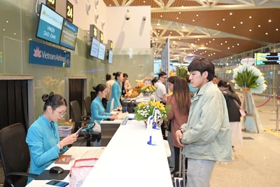 Hành khách làm thủ tục check in tại sân bay quốc tế Đà Nẵng. Ảnh: Duyên Kỳ
