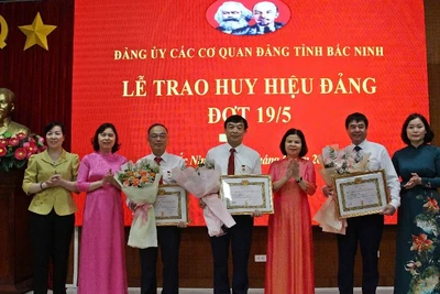 Lễ trao tặng Huy hiệu Đảng tại Đảng ủy Các cơ quan Đảng tỉnh Bắc Ninh.