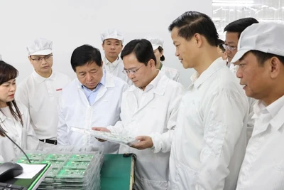 Phó Thủ tướng Nguyễn Chí Dũng cùng lãnh đạo tỉnh Bắc Ninh đến thăm, làm việc với Công ty cổ phần sản xuất gia công và xuất nhập khẩu Hanel (Hanel PT) tại Khu công nghiệp Tiên Sơn, tỉnh Bắc Ninh. 