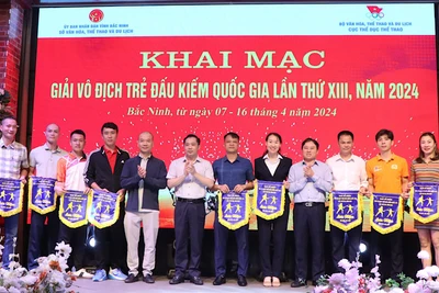 Ban tổ chức trao Cờ lưu niệm tặng các đội tham dự giải.