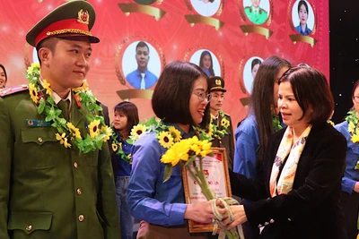 Phó Bí thư Thường trực, Chủ tịch Hội đồng nhân dân tỉnh Bắc Ninh Nguyễn Hương Giang chúc mừng các đảng viên trẻ tiêu biểu được tuyên dương dịp này.