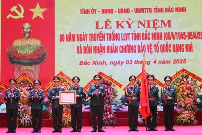 Thừa ủy quyền của Chủ tịch nước, Thượng tướng Huỳnh Chiến Thắng, Phó Tổng Tham mưu trưởng Quân đội nhân dân Việt Nam trao Huân chương Bảo vệ Tổ quốc hạng Nhì tặng Bộ Chỉ huy Quân sự tỉnh Bắc Ninh.