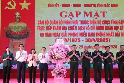 Lãnh đạo tỉnh Bắc Ninh tặng hoa chúc mừng buổi gặp mặt.