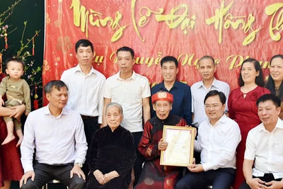 Bí thư Tỉnh ủy Bắc Ninh chúc Tết, mừng lễ Đại hồng thọ cụ Nguyễn Ngọc Phan,100 tuổi, cán bộ tiền khởi nghĩa ở thành phố Bắc Ninh. 