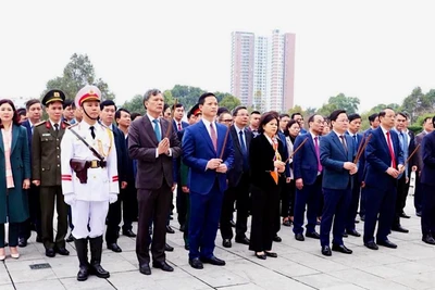 Các đồng chí lãnh đạo tỉnh Bắc Ninh dâng hương tưởng nhớ Đức vua Lý Thái Tổ, các anh hùng liệt sĩ. 