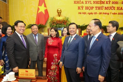 Chủ tịch Quốc hội Vương Đình Huệ với các đại biểu dự phiên khai mạc Hội đồng nhân dân thành phố Hà Nội sáng 3/7. (Ảnh: Duy Linh)