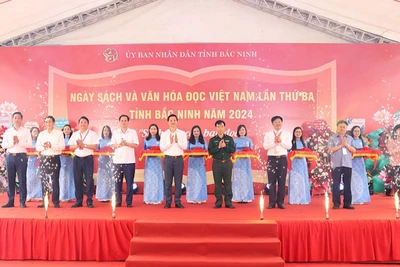 Các đại biểu cắt băng Khai mạc Ngày Sách và Văn hóa đọc Việt Nam lần thứ 3 tỉnh Bắc Ninh năm 2024.