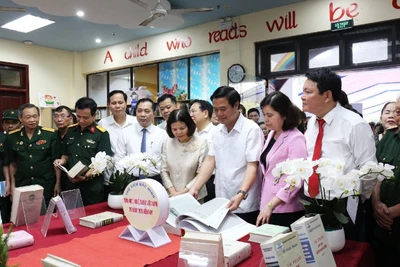 Các đại biểu tham quan không gian trưng bày.