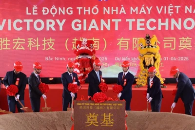 Các đại biểu thực hiện nghi thức động thổ Dự án Nhà máy Victory Giant Technology Việt Nam.