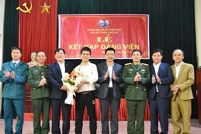 Chi bộ thôn Phú Dư, xã Quỳnh Phú, huyện Gia Bình tổ chức kết nạp đảng viên mới là các công dân sẵn sàng nhập ngũ năm 2024. ( ẢNH: BẢO ANH)