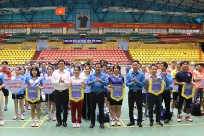 Ban tổ chức trao cờ lưu niệm tặng các đoàn vận động viên.
