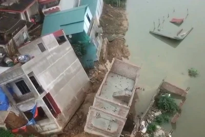 Sự cố sạt lở làm 6 ngôi nhà trôi xuống sông Cầu ngay trong đêm.