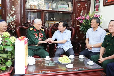 Bí thư Tỉnh ủy Bắc Ninh tới thăm, tặng quà Thương binh La Văn Din - chiến sĩ Điện Biên năm xưa.