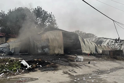 Nhà xưởng gần 2.000m2 bị sập sau vụ cháy.