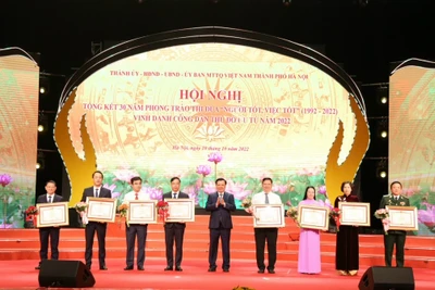 Bí thư Thành ủy Hà Nội Đinh Tiến Dũng trao Bằng khen của Thủ tướng Chính phủ tặng 8 tập thể có thành tích tiêu biểu trong thi đua "Người tốt, việc tốt" thành phố Hà Nội năm 2022.