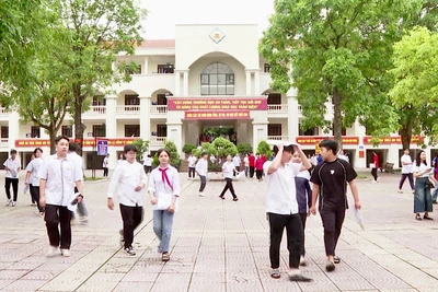 Các thí sinh hoàn tất môn thi cuối cùng vào lớp 10 công lập không chuyên.