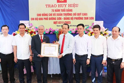 Đồng chí Nguyễn Quốc Chung, Phó Bí thư Tỉnh ủy Bắc Ninh trao Huy hiệu 75 năm tuổi Đảng tặng đảng viên Vũ Xuân Trường, ở phường Tam Sơn, thành phố Từ Sơn.