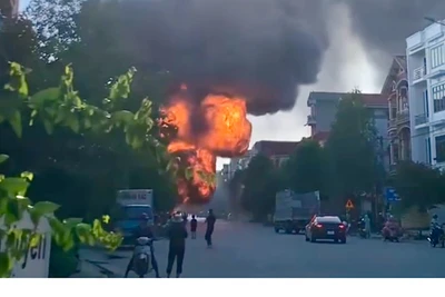 Đám cháy với cột lửa, khói bốc cao làm nhiều người hoảng sợ.