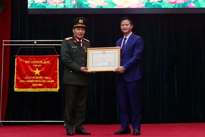 Thừa ủy quyền của Chủ tịch nước, Chủ tịch Ủy ban nhân dân tỉnh Bắc Ninh Vương Quốc Tuấn trao Huân chương Chiến công hạng Ba tặng Đại tá Bùi Chiến Thắng, Phó Giám đốc Công an tỉnh.