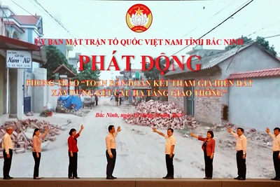 Các đại biểu ấn nút phát động phong trào “Toàn dân đoàn kết tham gia hiến đất xây dựng kết cấu hạ tầng giao thông”.