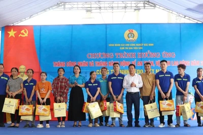 Lãnh đạo Liên đoàn lao động tỉnh và Ban Quản lý Khu công nghiệp Bắc Ninh trao quà hỗ trợ đoàn viên, người lao động có hoàn cảnh khó khăn.