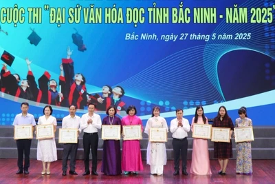 Ban Tổ chức trao Bằng khen tặng các tập thể đã có thành tích xuất sắc tham gia cuộc thi. 