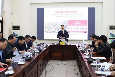 Chủ tịch Ủy ban nhân dân tỉnh Bắc Ninh Vương Quốc Tuấn chủ trì hội nghị.