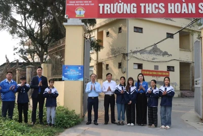 Gắn biển công trình “Camera cổng trường an toàn giao thông” tại trường Trung học cơ sở Hoàn Sơn.