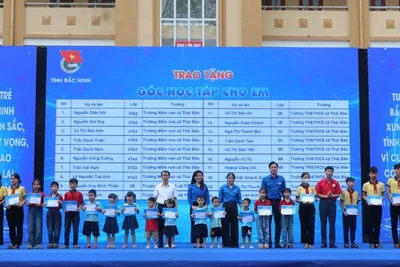 Ban Tổ chức trao "Góc học tập cho em" tặng các em thiếu nhi huyện Gia Bình.