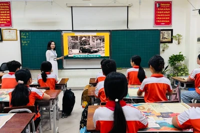 Trình chiếu phụ san đặc biệt của Báo Nhân Dân trong giờ sinh hoạt ngoại khóa tại Trường tiểu học Suối Hoa, thành phố Bắc Ninh.