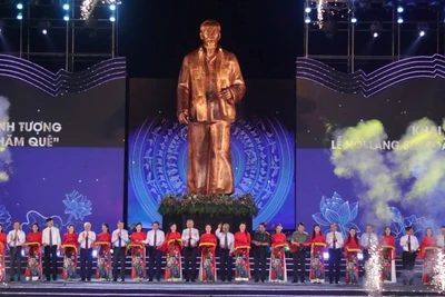 Tổng Bí thư Tô Lâm và các đại biểu thực hiện nghi thức cắt băng khánh thành Tượng “Bác Hồ về thăm quê”.