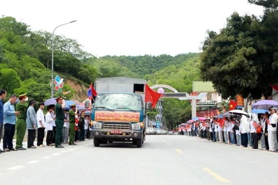 Lễ đón hài cốt liệt sĩ quân tình nguyện, chuyên gia Việt Nam hy sinh tại Lào tại thị trấn Mường Xén.