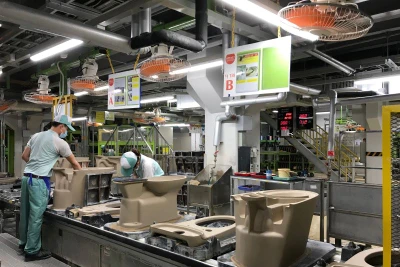 Hoạt động sản xuất tại Công ty TNHH TOTO Việt Nam - chi nhánh Hưng Yên, khu công nghiệp Thăng Long II, tỉnh Hưng Yên.