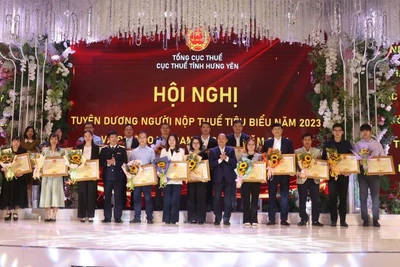 Tổng Cục Thuế, Ủy ban nhân dân tỉnh, Cục Thuế tỉnh Hưng Yên đã tuyên dương và trao Bằng khen, Giấy khen cho 152 doanh nghiệp, hộ kinh doanh tiêu biểu trong nộp thuế.