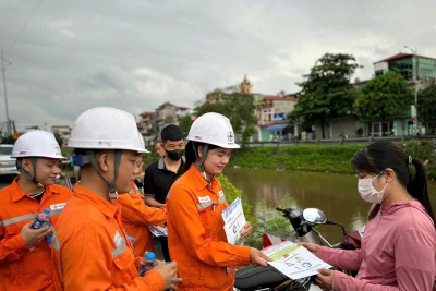 Nhân viên Công ty Điện lực Hưng Yên tuyên truyền Giờ Trái đất- sử dụng điện tiết kiệm. 