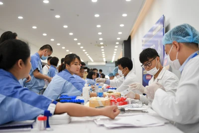 Công nhân lấy mẫu máu xét nghiệm tại ngày hội.