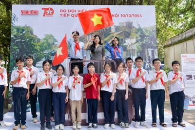 Liên chi Đoàn trường Trung học cơ sở Nguyễn Công Trứ (quận Ba Đình) và Trung học cơ sở Ngọc Thụy (quận Long Biên) tại triển lãm.