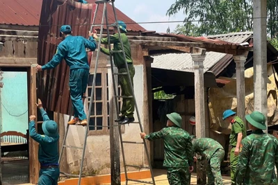 Lực lượng tại chỗ đã được huy động giúp dân khắc phục hậu quả đợt dông lốc. (Ảnh: UBND huyện A Lưới cung cấp)