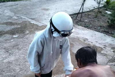 Nữ sinh được động viên, chăm sóc trước khi lực lượng bảo vệ rừng đưa về gia đình