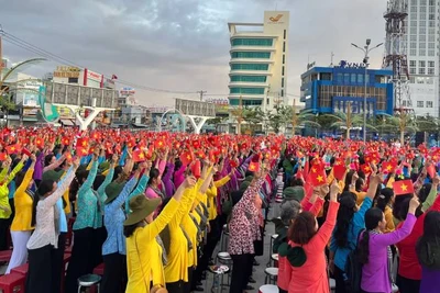 Phụ nữ tỉnh Bến Tre tham gia các hoạt động kỷ niệm 65 năm Phong trào Đồng khởi. (Ảnh: HOÀNG TRUNG)