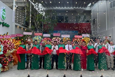 Lãnh đạo tham dự lễ thực hiện nghi thức cắt băng ra mắt thương hiệu Coco Gelato. (Ảnh: HOÀNG TRUNG)