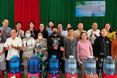 Lãnh đạo chính quyền địa phương cùng nhà tài trợ trao nước ngọt cho hội viên, nông dân gặp khó khăn tại xã Hòa Lộc, huyện Mỏ Cày Bắc, tỉnh Bến Tre.