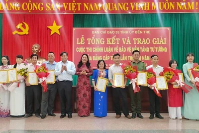 Ban tổ chức trao giải cho các tác giả đoạt giải tại cuộc thi.