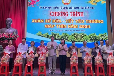 Lãnh đạo tỉnh Bến Tre cùng đơn vị tài trợ trao quà Tết cho gia đình chính sách, hộ nghèo trên địa bàn.