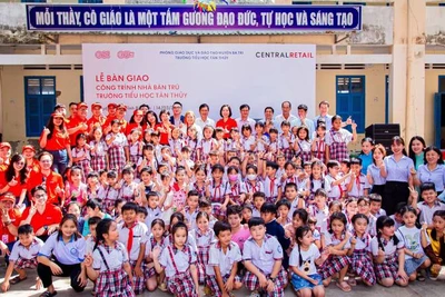 Thầy và trò Trường Tiểu học Tân Thủy vui mừng khi có Nhà bán trú cho học sinh