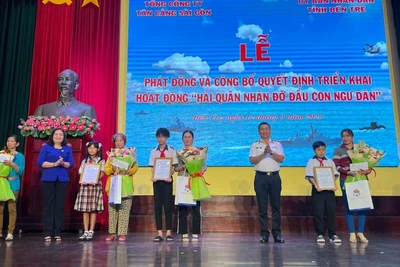 Đại biểu tham dự buổi lễ trao quyết định đỡ đầu 5 con em ngư dân.